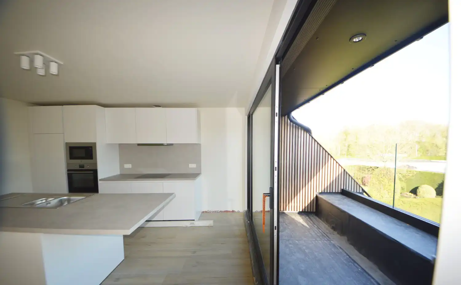 Ruim en lichtrijk gerenoveerd appartement (140 m²) INCL. 2 PARKEERPLAATSEN foto 8