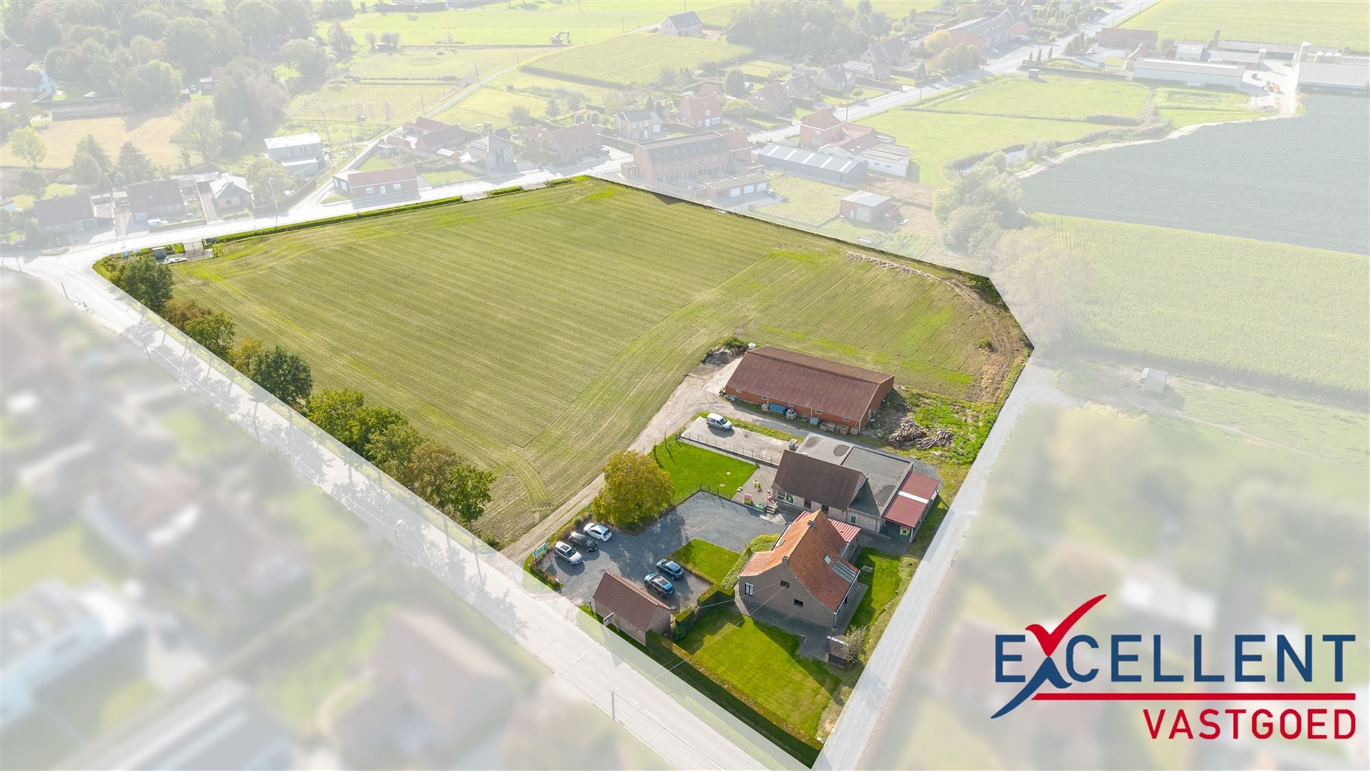 Charmante hoeve met apart commercieel gebouw te koop in Ruiselede foto {{pictureIndex}}