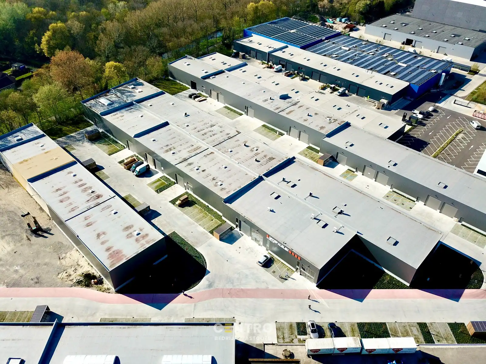 NB KMO-UNIT (202.46m²) te koop met 2 private parkeerplaatsen voor de deur, elektrische sectionaalpoort en sanitair blok op industriezone "Herdersbrug" te 8000 Brugge foto {{pictureIndex}}