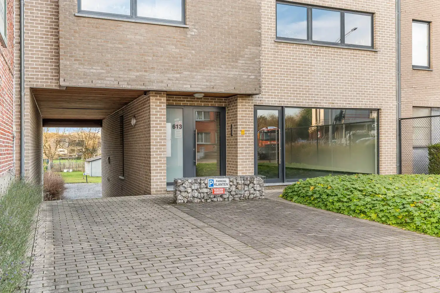 Recente, polyvalente en lichtrijke handelsruimte met 3 private autostaanplaatsen op een commercieel gunstige ligging te Kessel-Lo! foto 2