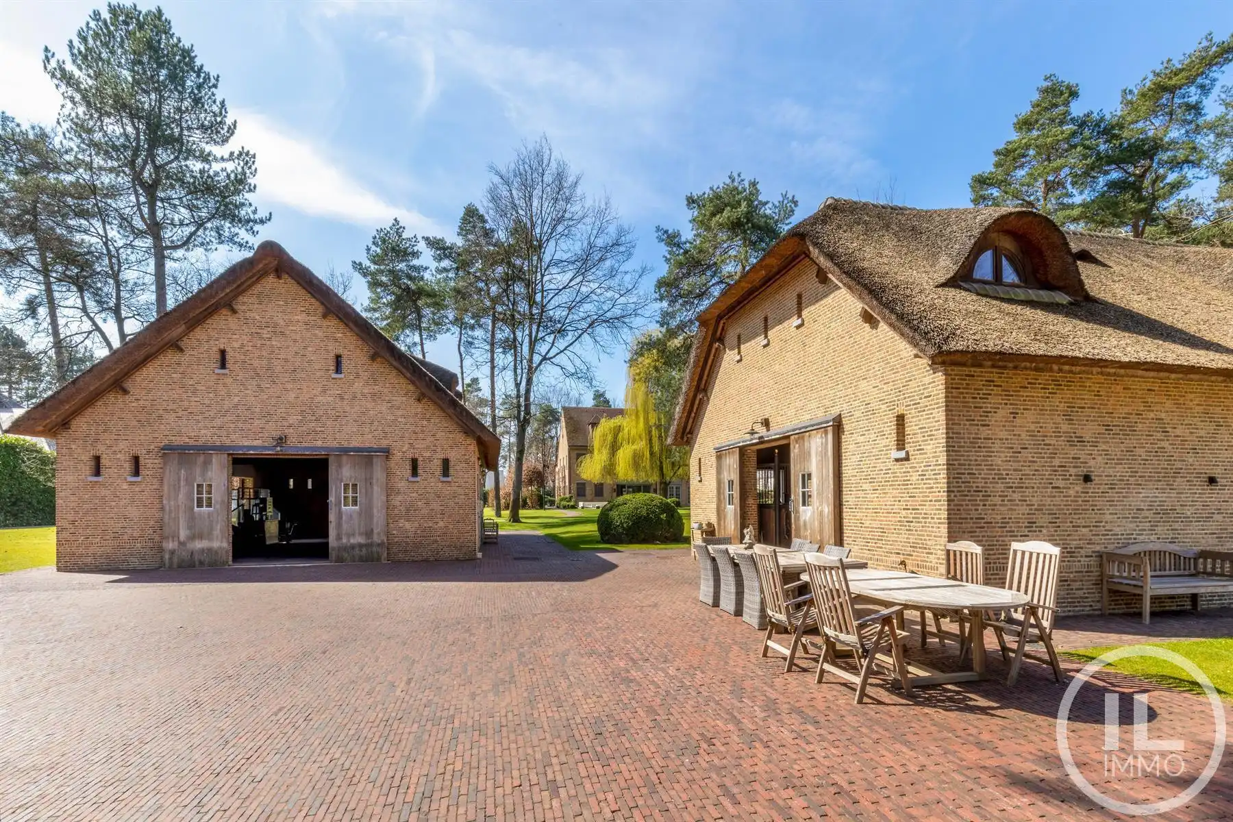 Schitterend domein van 7,7 ha met prachtige villa, zwembad, guesthouse, ruime schuur en uitgebreide paardenfaciliteiten. foto 36