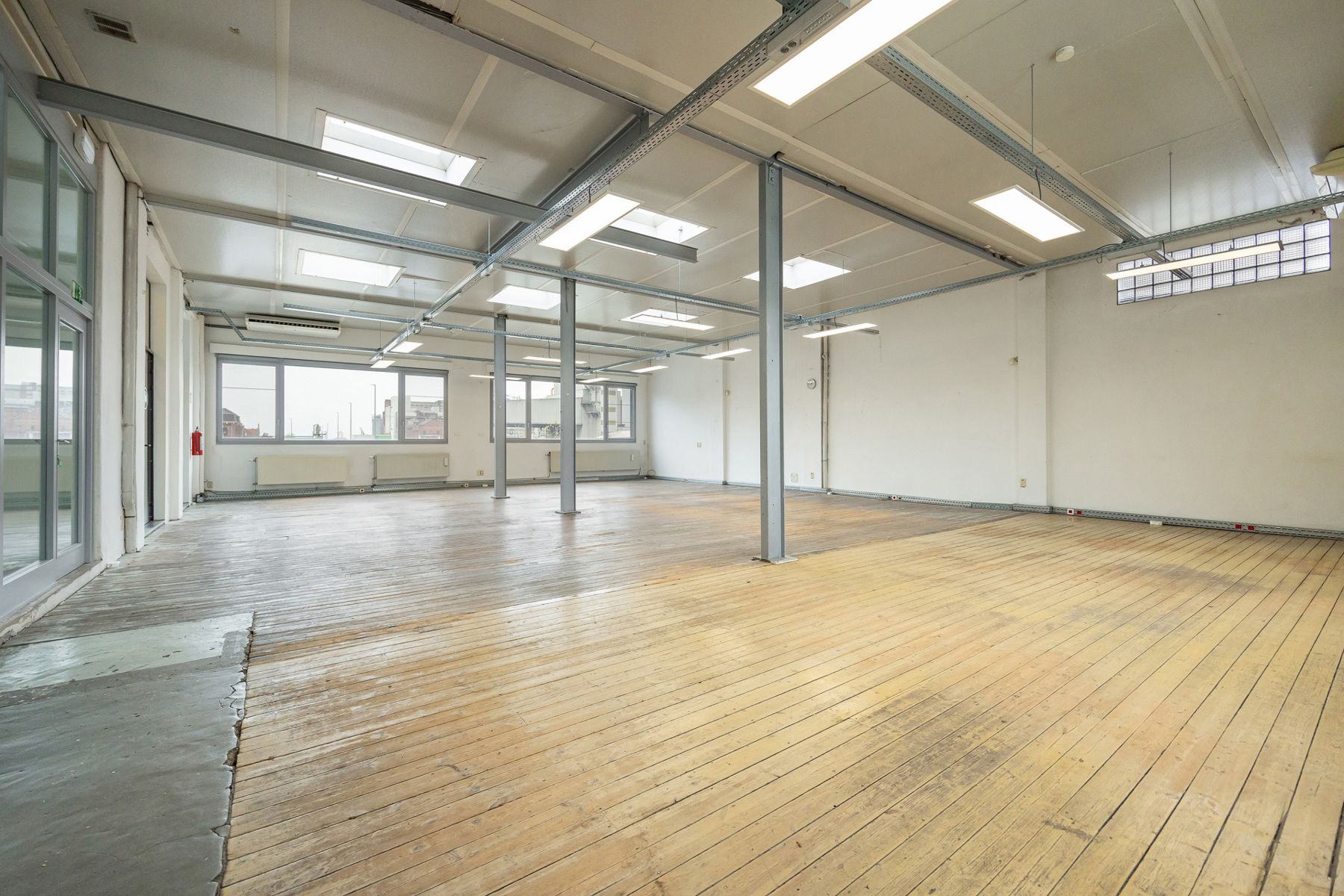 Instapklaar kantoorgebouw te koop in Merksem foto 49