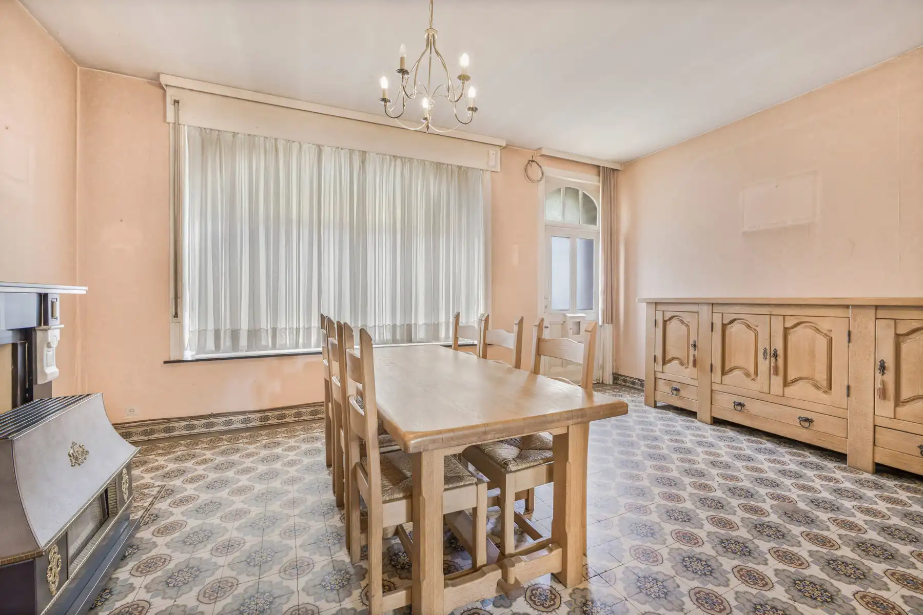Te renoveren woning met veel mogelijkheden en garage foto 5