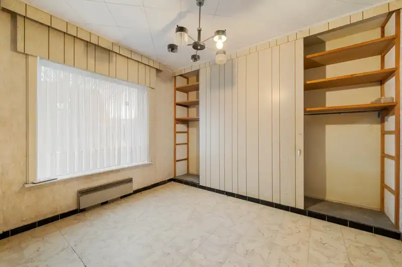 Westrozebeke-centrum. Te renoveren half open bebouwing, uitzonderlijke grote woning met veel bergruimte en garage. Potentieel als woonruimte 165-225m2. Tuin en tuinhuis. foto 7