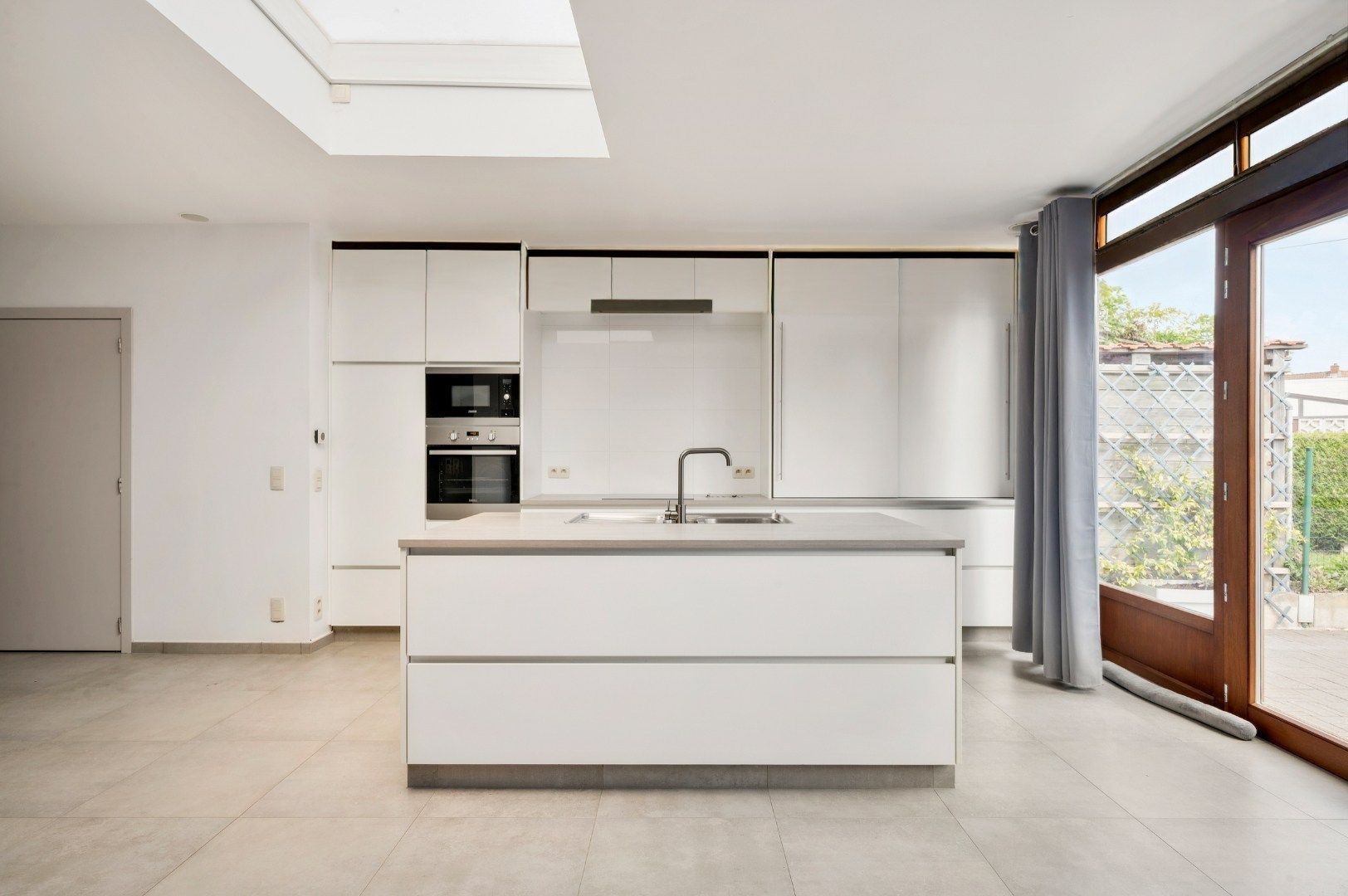 Kwalitatief gerenoveerde rijwoning met tuin, 3 slaapkamers en 2 badkamers op toplocatie in Menen foto 7