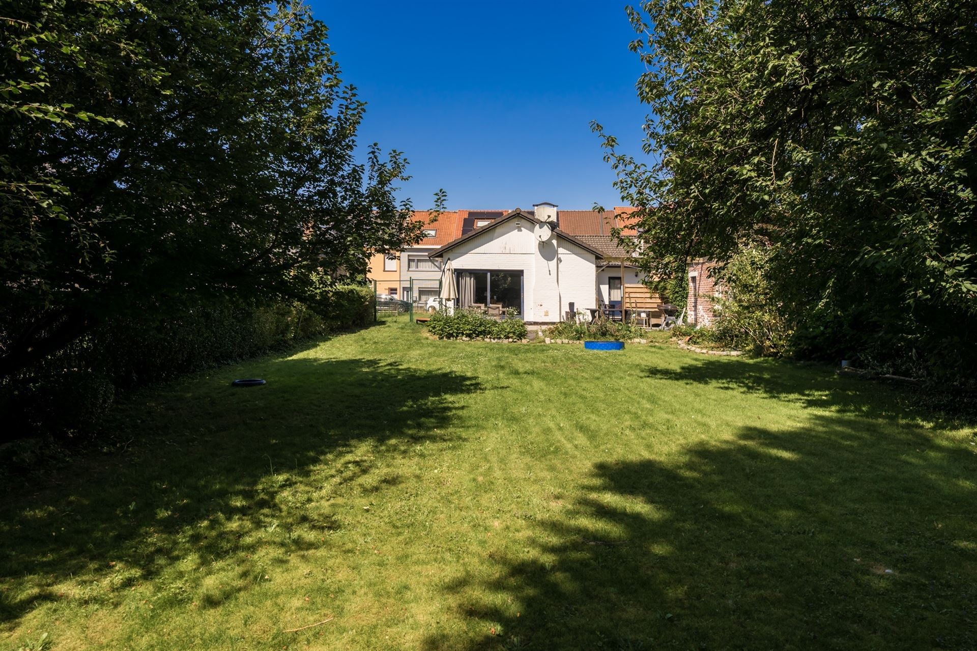 WONING MET 3 SLAAPKAMERS MET PRACHTIGE TUIN foto 3