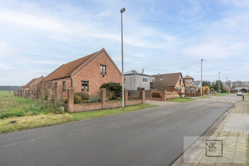 Charmante fermette woning met 4 slaapkamers, bureau en ruime werkplaats op een prachtig perceel in Arendonk! foto 3
