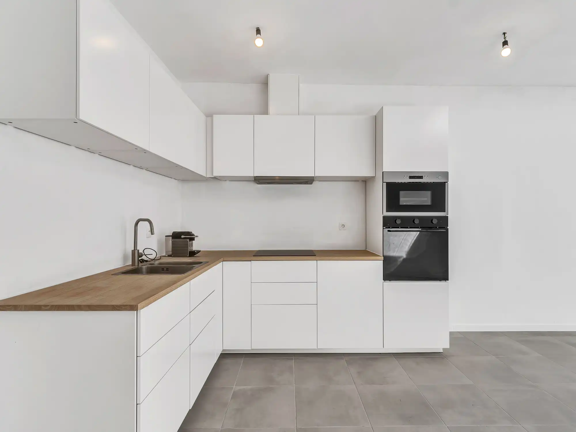 Gerenoveerde woning met ruime tuin en privéparking foto 5