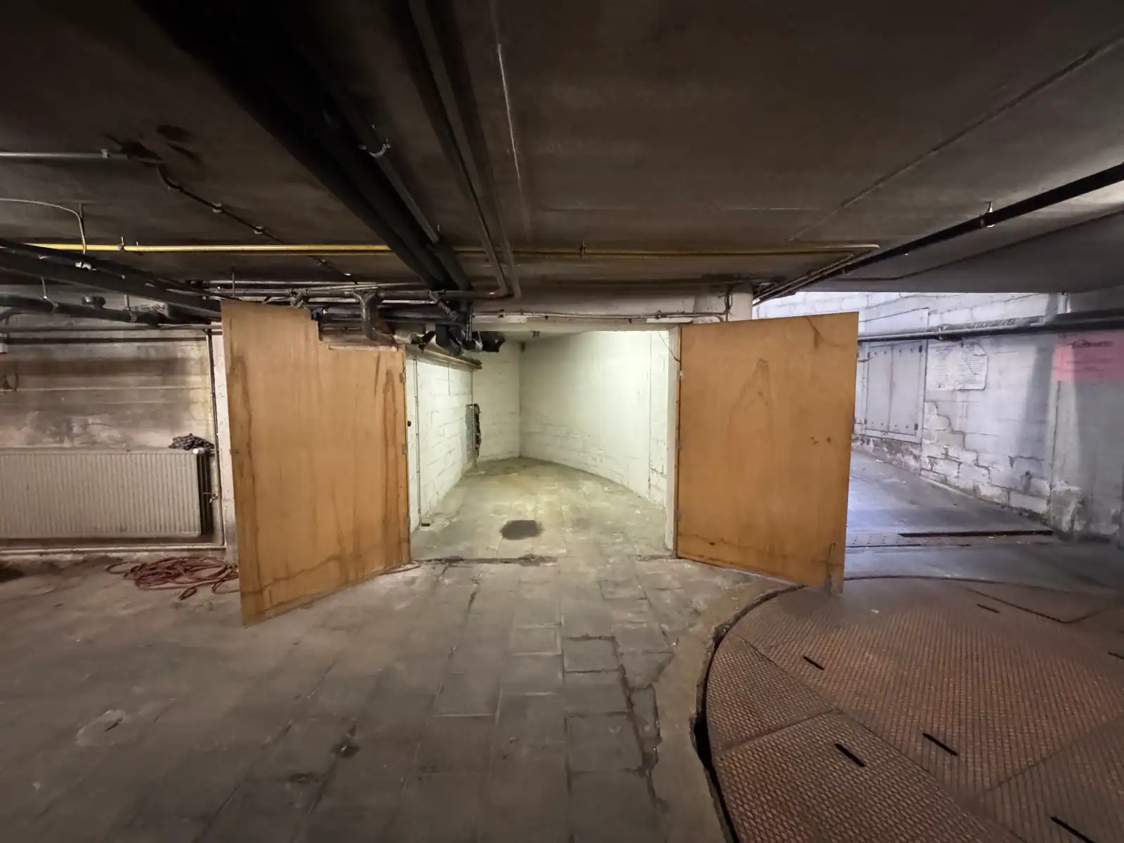 Ondergrondse garage voor kleine wagen foto 5