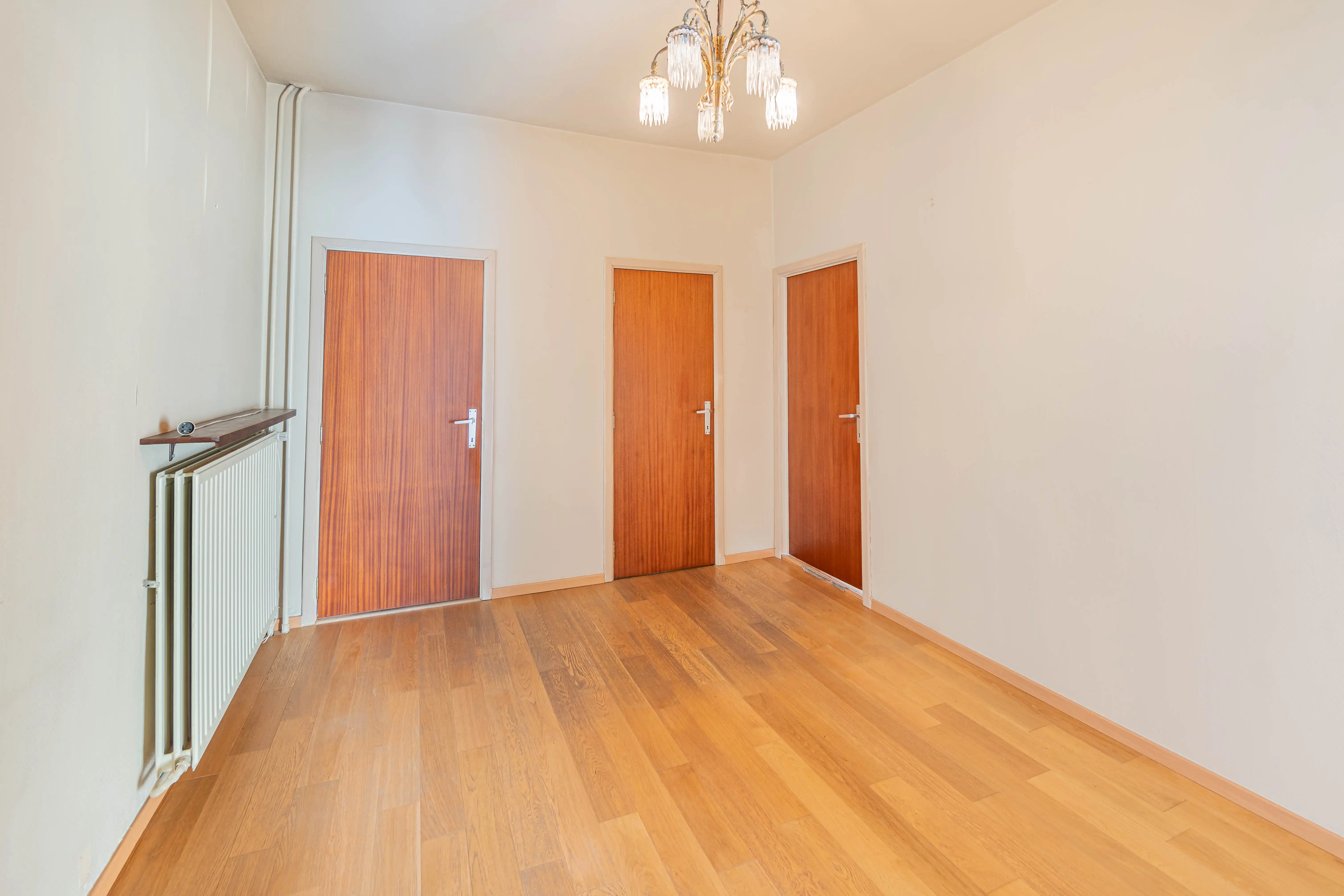 Ruime woning met 5 slaapkamers, inpandig magazijn en tuin foto 6