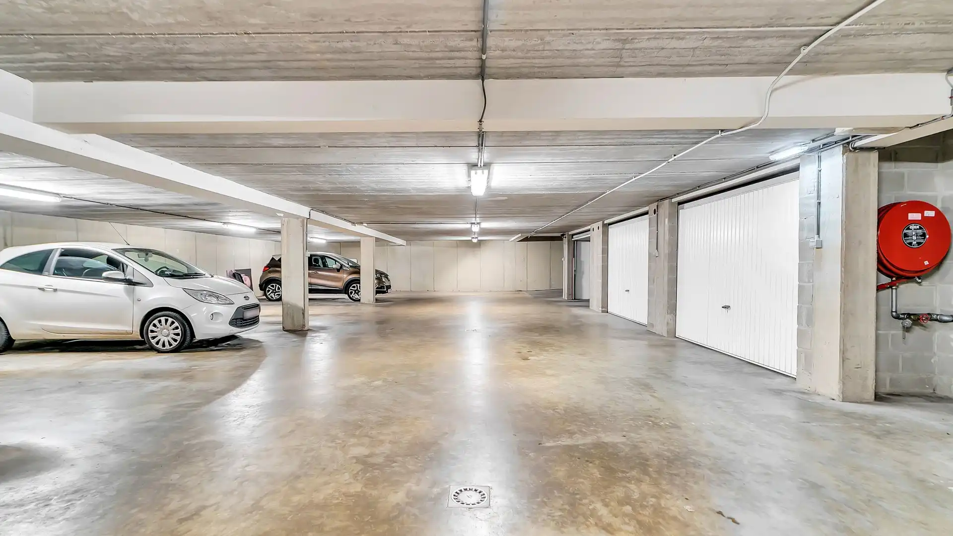 Ruim en instapklaar appartement met 3 slpkrs vlakbij Genk centrum foto 20