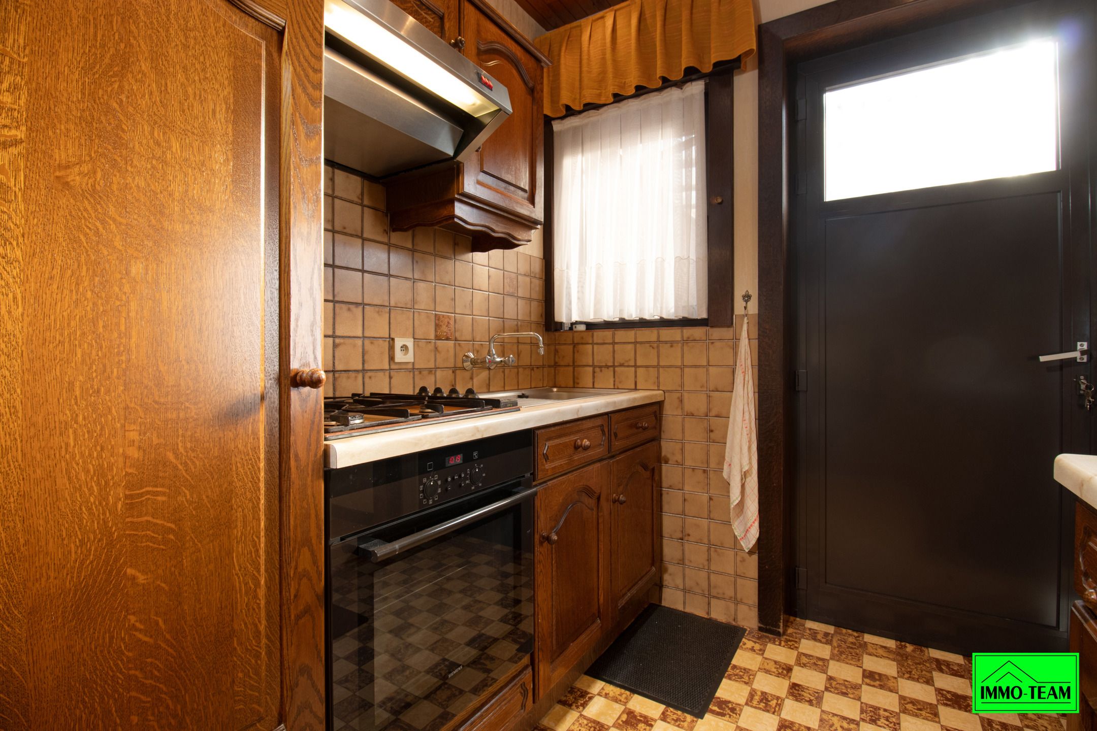 Op te frissen gezinswoning met ruime tuin en garage foto 6