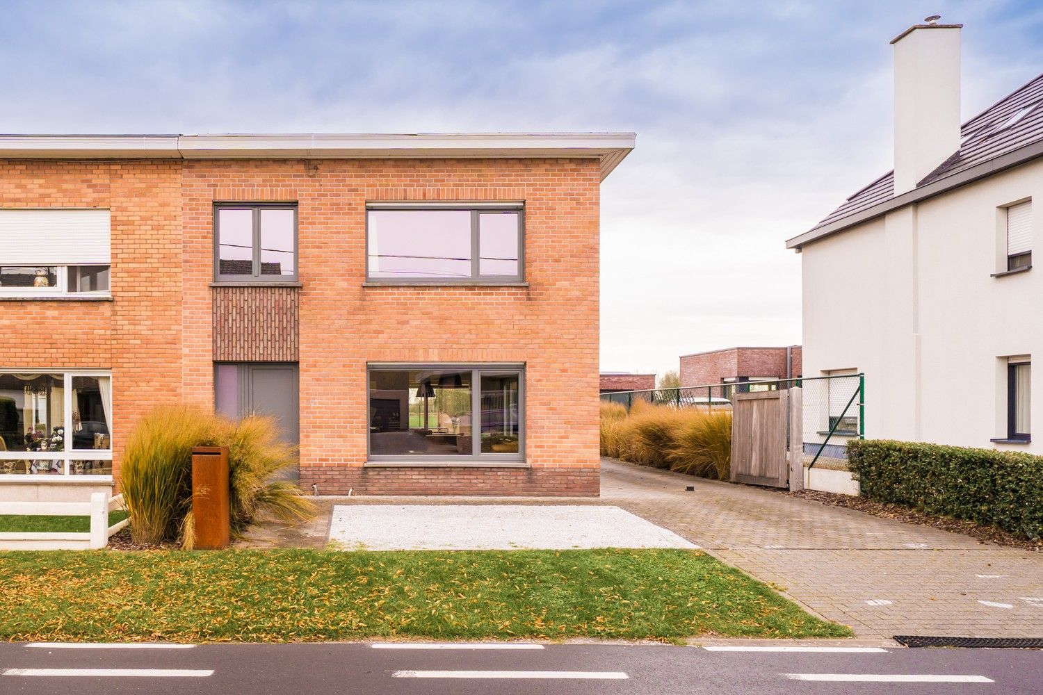 Halfopen bebouwing met ruime garage en prachtig uitzicht op de velden foto 28