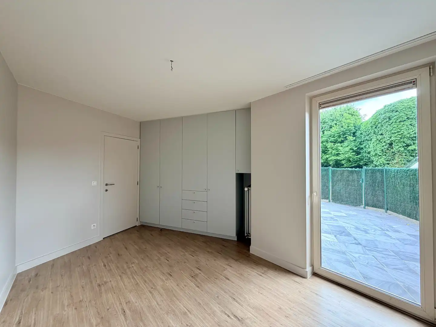 Modern appartement met 2 slaapkamers, terras en garage op centrale ligging te Wakken! foto 6