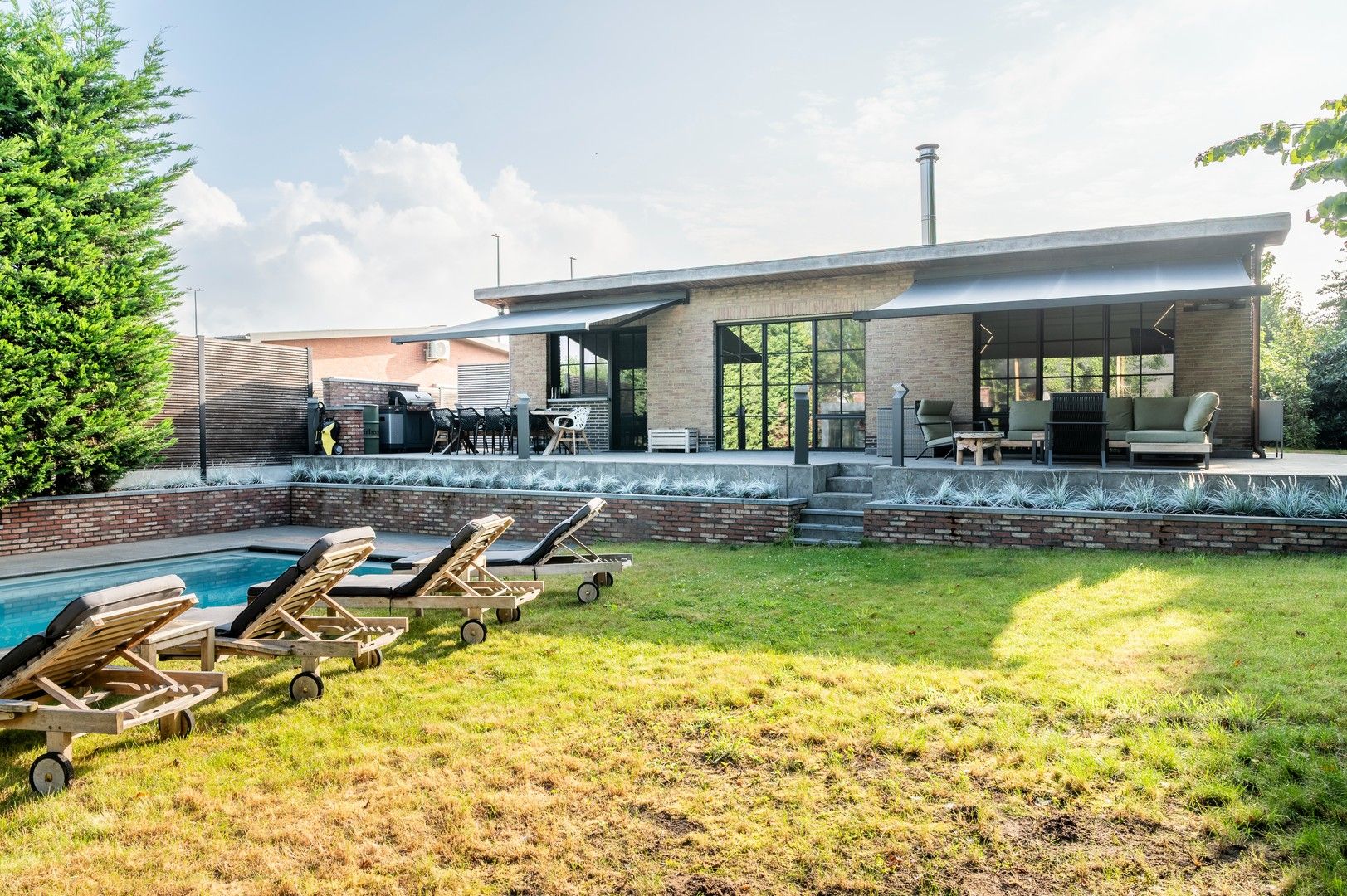 Gelijkvloerse villa met zwembad te koop in Zwijndrecht! foto {{pictureIndex}}