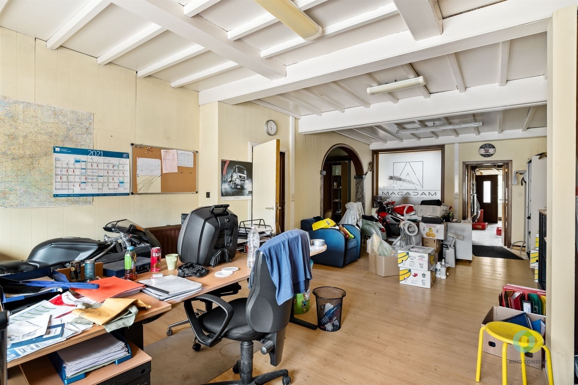 Bedrijfspand met loods, kantoor en woning foto 11