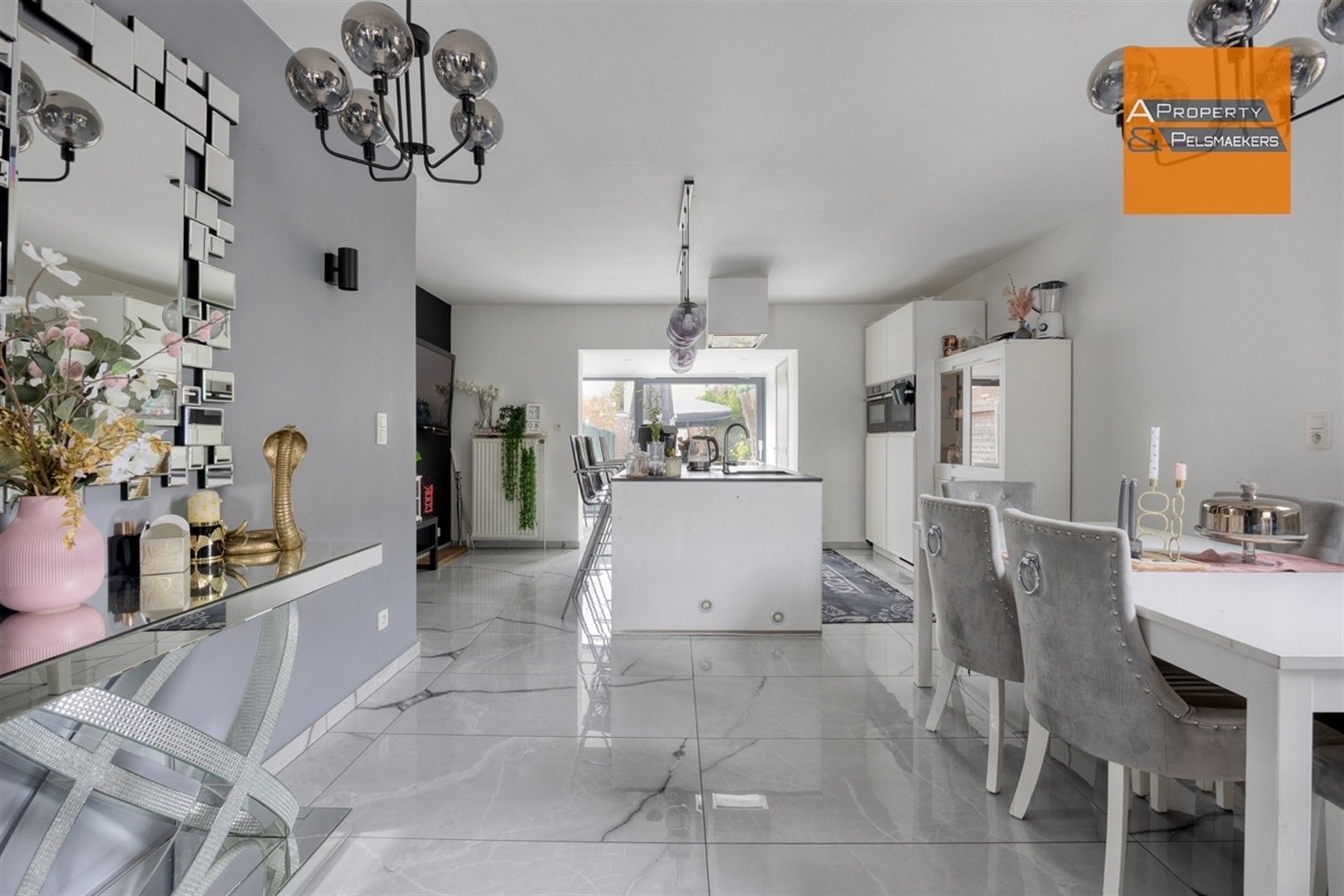 Gezinswoning met 3 à 4 kamers , tuin en garage foto 5