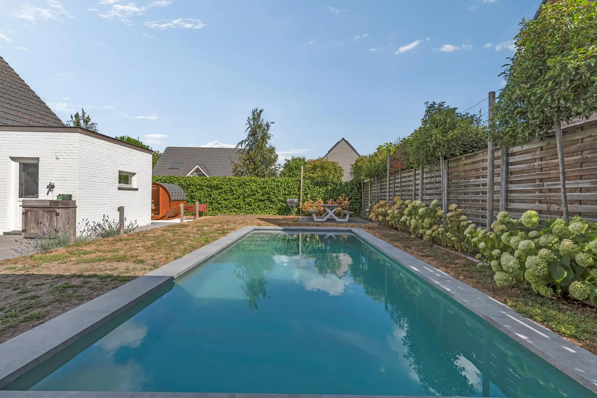 Woning met zwembad en zonnepanelen op toplocatie foto 29