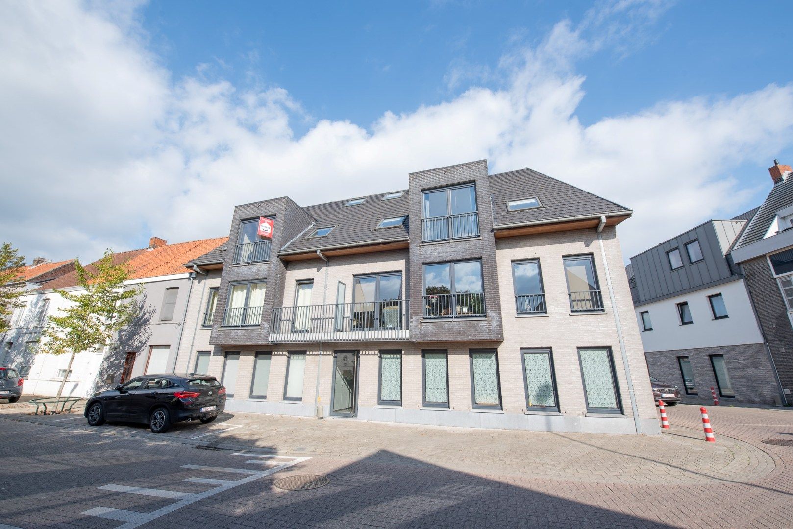 Lichtrijk duplex-appartement op een schitterende ligging in Centrum Waregem met garage! foto {{pictureIndex}}