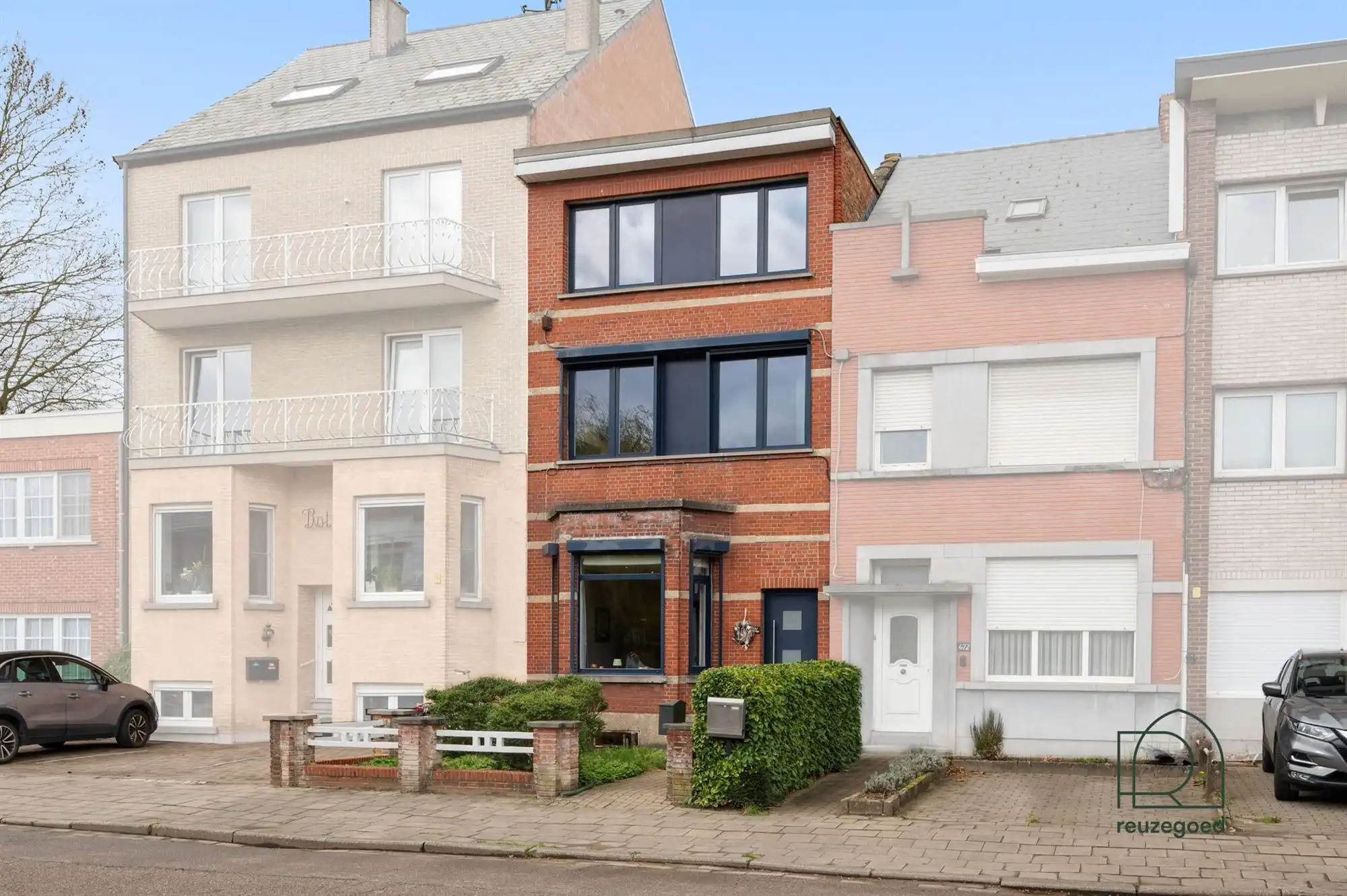 Charmante, verrassend ruime, op te frissen woning met 3 slaapkamers, garage en zonnig tuintje op fietsafstand van Mechelen centrum! foto {{pictureIndex}}