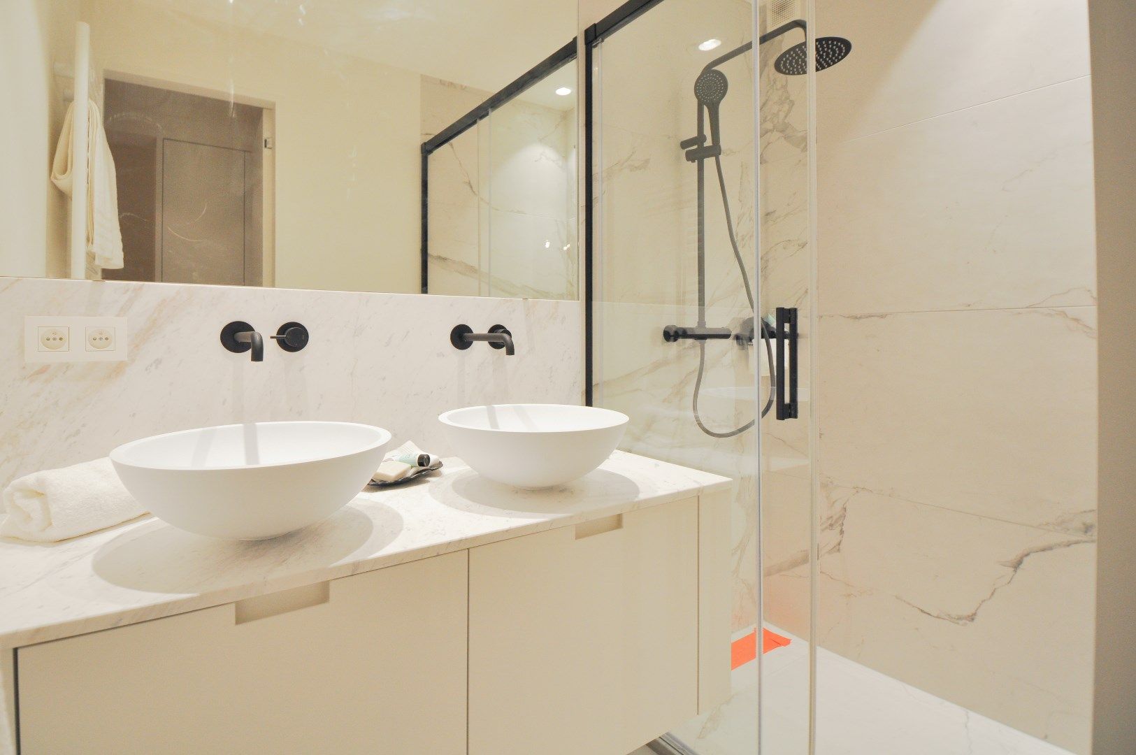 Volledig gerenoveerd hoek-appartement gelegen op enkele stappen van de zee. foto 10