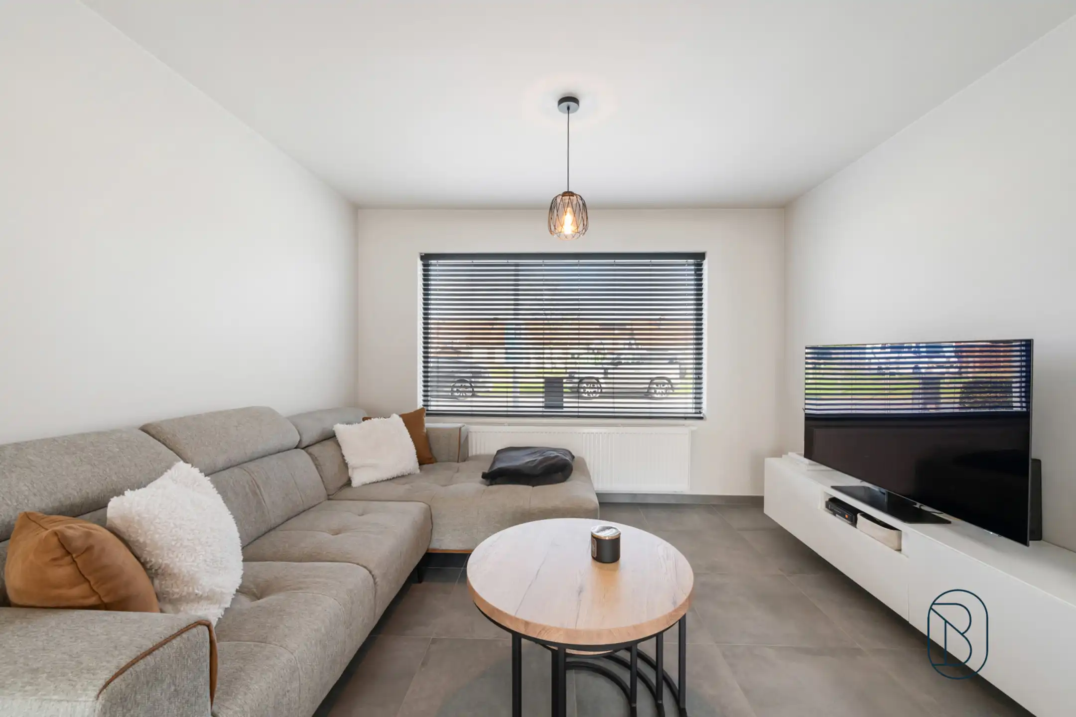 Volledig vernieuwde woning met 3 slk, garage en oprit foto 5