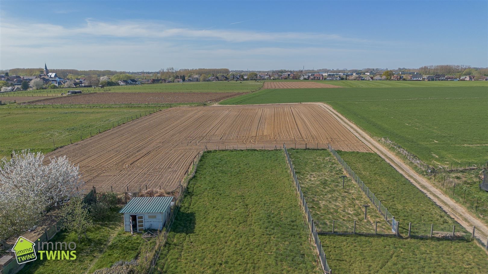 Bouwgrond halfopen bebouwing met weids groenzicht te Ninove foto 3