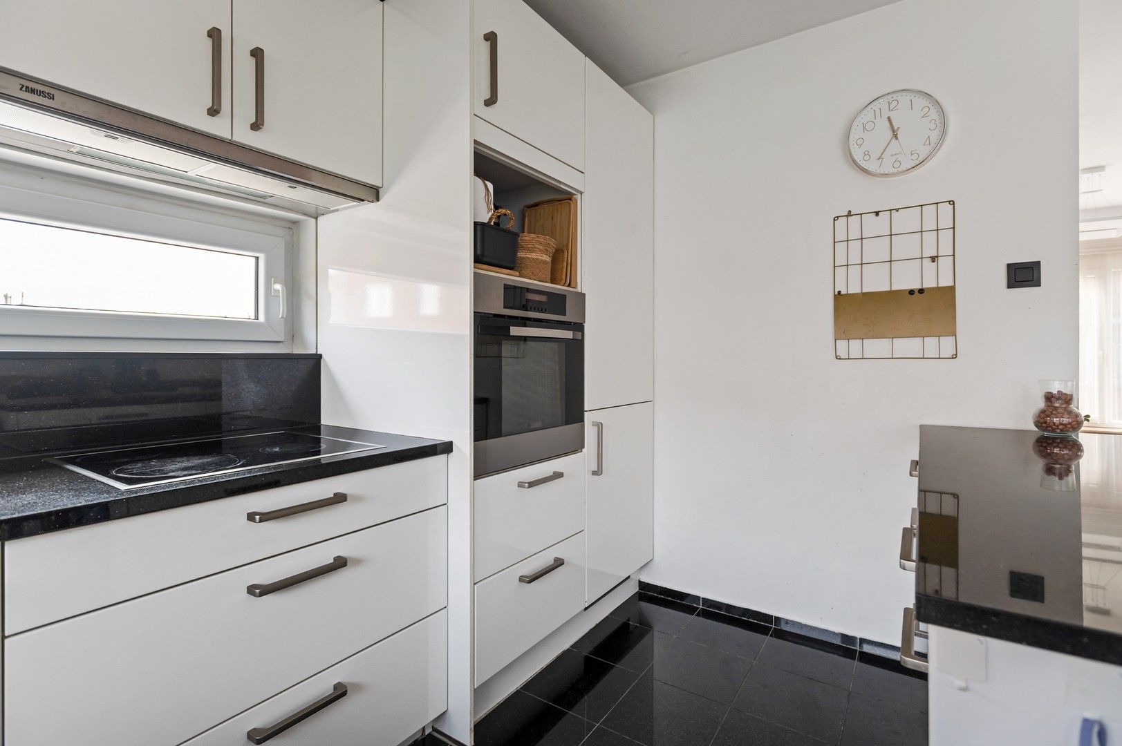 Ruime bel-étage met 4 slaapkamers en gezellige tuin foto 10