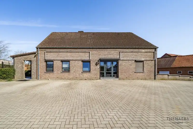 Ruime woning met tal van mogelijkheden op een strategische locatie in Sint-Truiden. foto {{pictureIndex}}