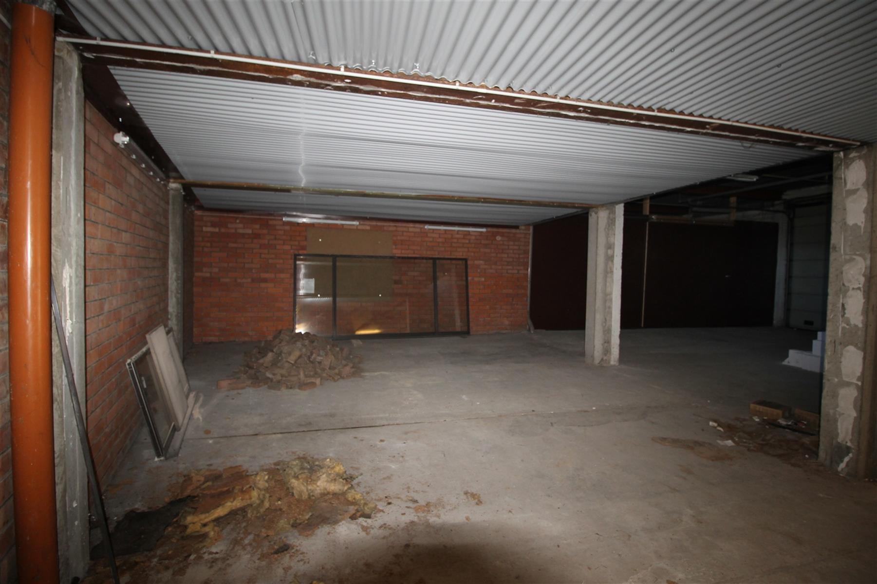 Opslagruimte in L--vorm van ongeveer 200m² links achteraan - met de opslagruimte rechts achteraan. foto 7