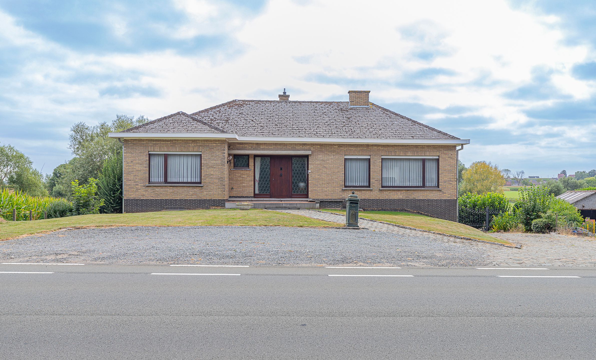 Hoofdfoto van de publicatie: LIERDE - Stevige en verzorgde 4-gevelwoning met open zicht 