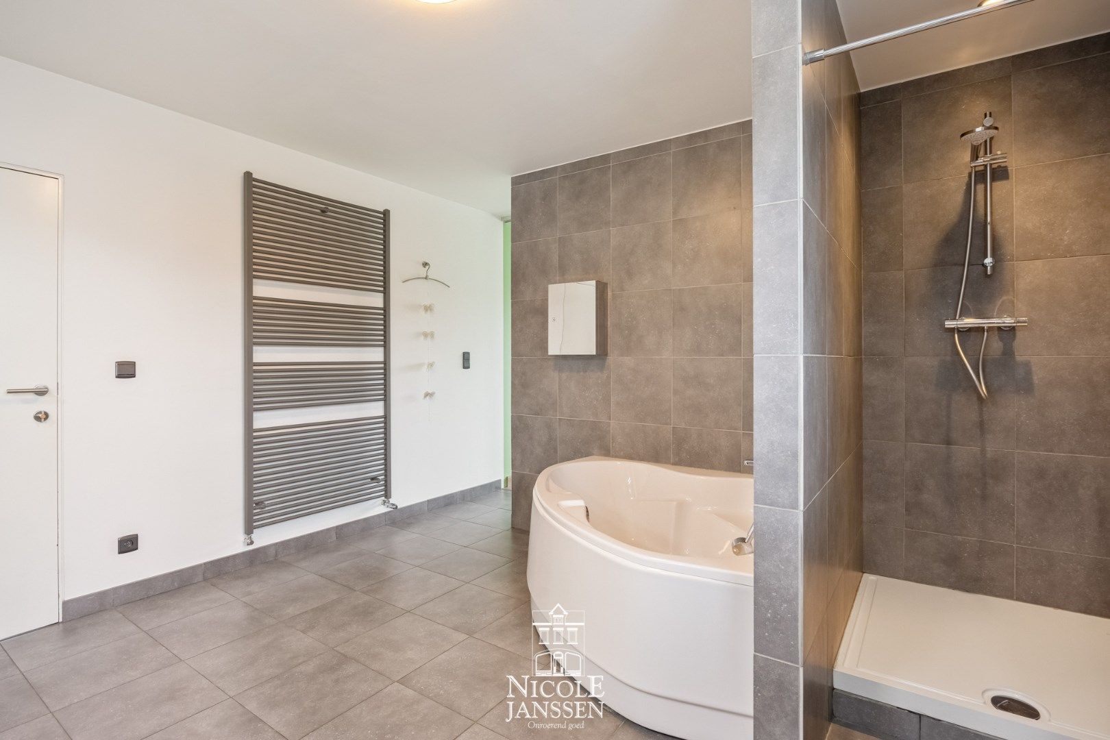 Zeer moderne en luchtige woning in een rustige, groene omgeving foto 23