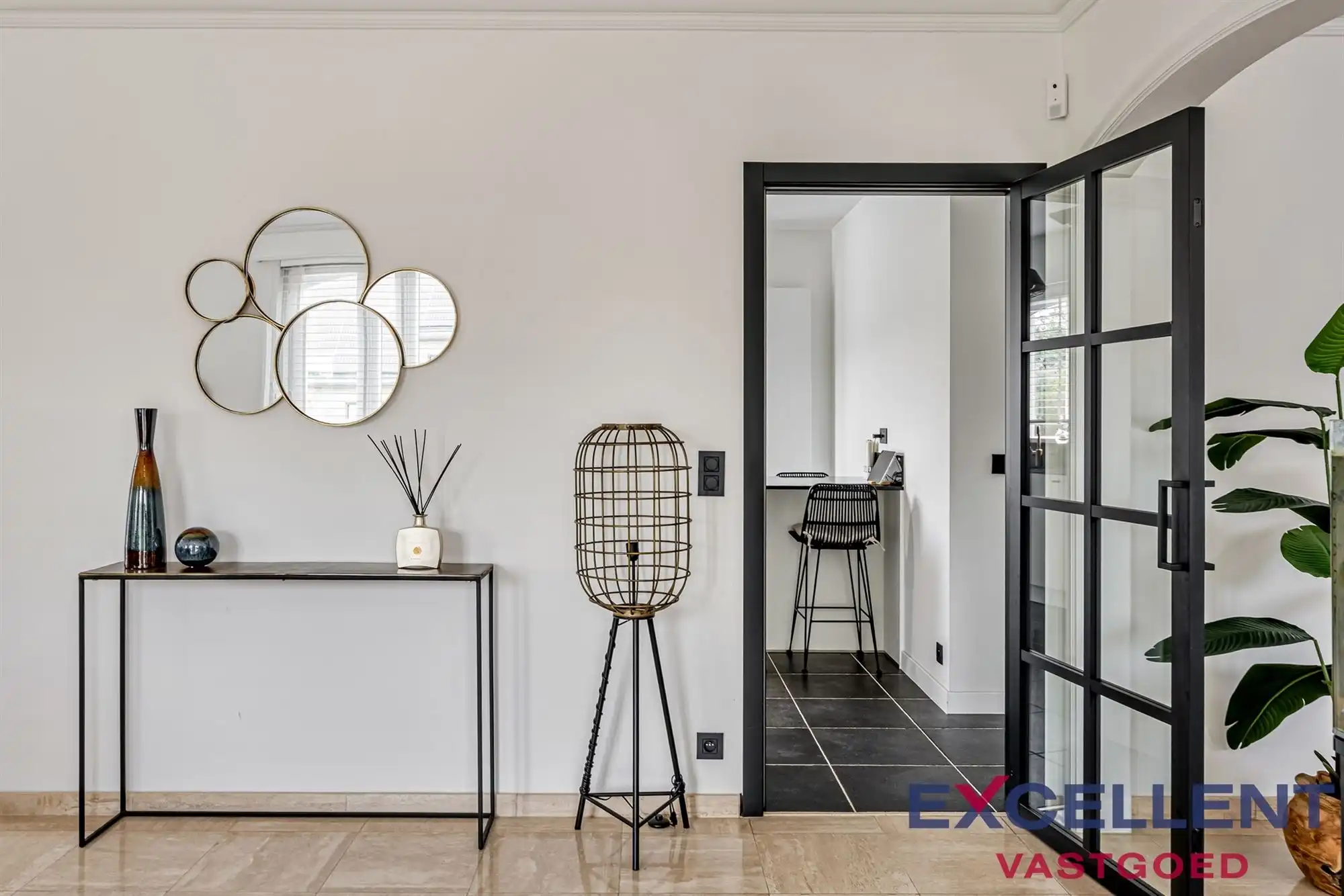 Modern gerenoveerde en riante villa met verzicht te koop foto 11