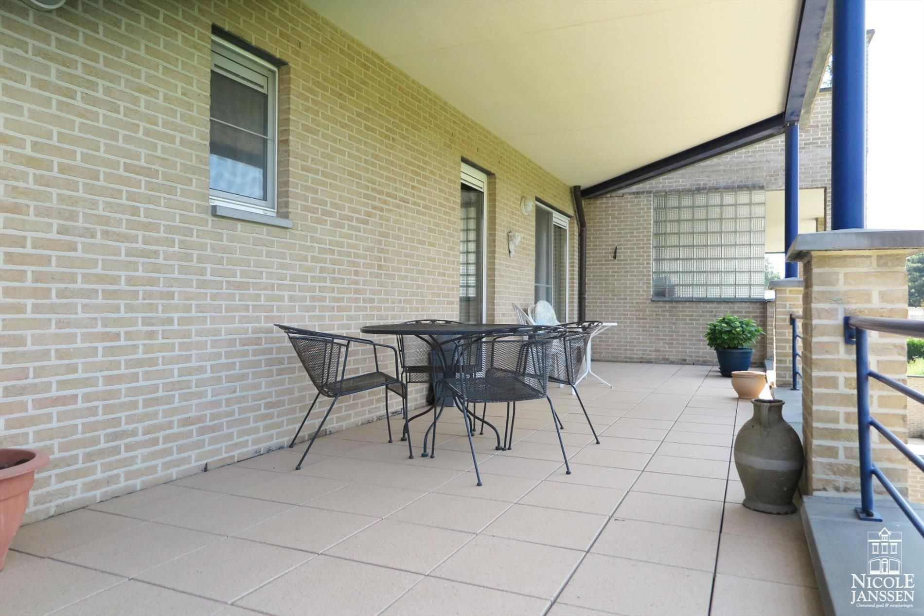 Zeer ruim appartement met twee slaapkamers, een royaal terras en garage met berging foto 18