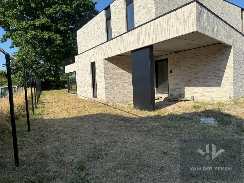 Ruime en volledig afgewerkte half open BEN-woning met 3 slaapkamers te bewonderen in het gezellige Kermt foto 2