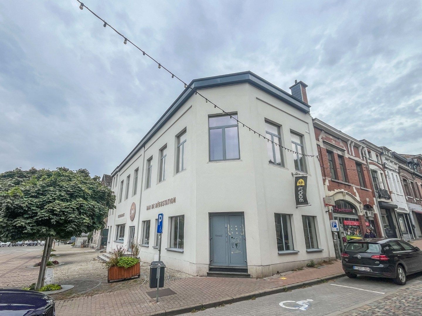 Een recent integraal gerenoveerd, welgelegen gebouw foto 2