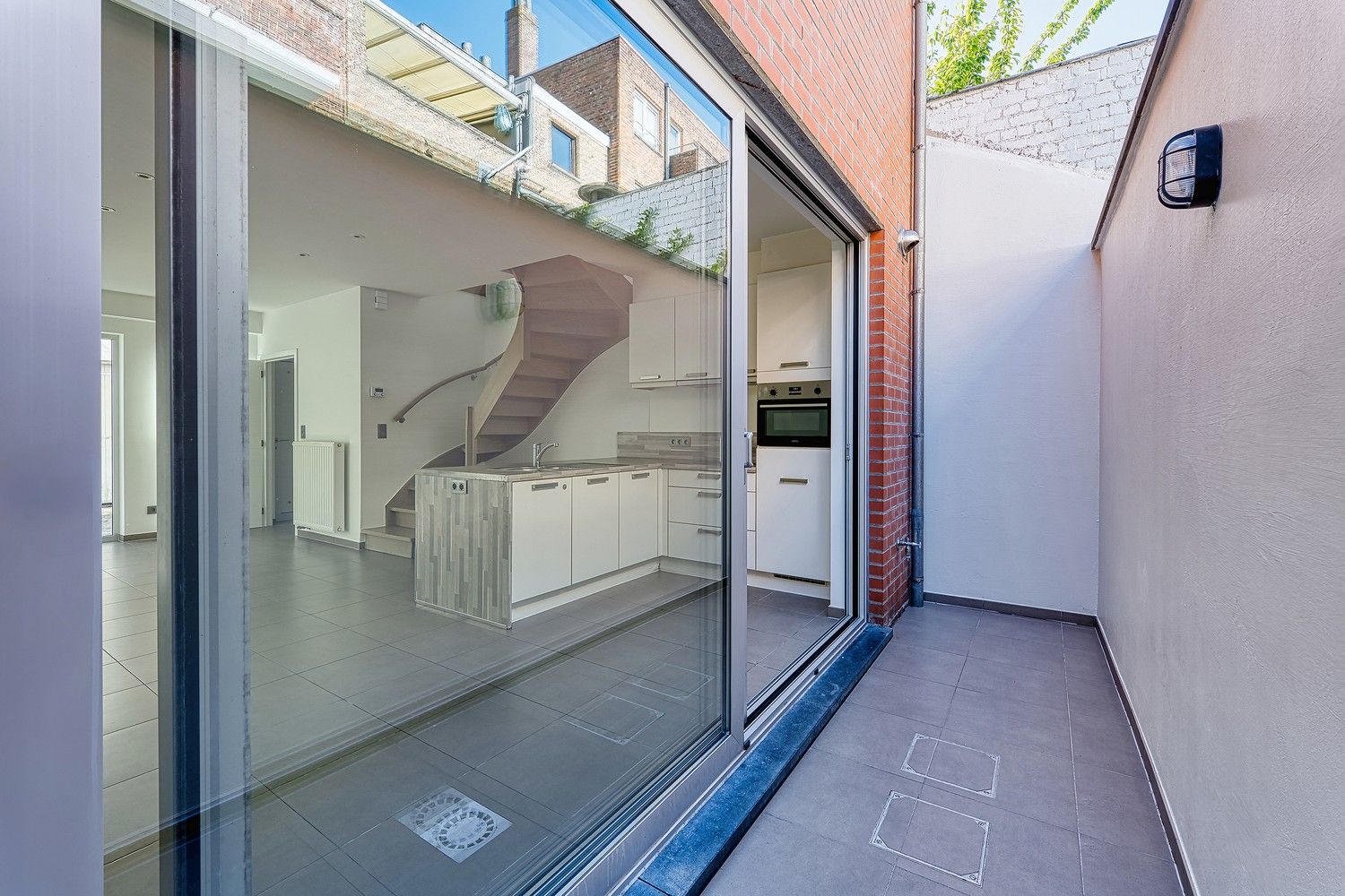 Moderne lichtrijke energiezuinige HOB-woning met koertje centrum Brugge-West, in doodlopend straatje, nabij ’t Zand, Smedenstraat, Concertgebouw en Vesten.  Werkelijk 100% instapklaar. Alle ruimtes en traphal opnieuw geschilderd.  Nieuwbouw 2011, EPC label B. Werkelijk alle winkels en openbaar vervoer in de buurt. AZ Sint-Jan op max. 10 min fietsen. Gelijkvloers met inkom en gastentoilet, living met moderne open keuken en toestellen.  Op verdieping 2 ruime slaapkamers, badkamer met toilet, lavabomeubel met spiegelkast, douche en handdoekdroger. Aparte wasplaats voor wasmachine en droogkast.  Alle nutsvoorzieningen aanwezig. Dubbel glas, aluminium ramen en schuifraam achteraan, Vaillant HR-ketel op aardgas met programmeerbare thermostaat. Proximus Fiber alsook Telenet aanwezig. Plaats voor fietsen of e-bike aan muuranker zijgevel buiten. Onmiddellijk vrij bij akte.  Ideaal voor 1 of 2 personen, ideaal voor koppel of alleenstaande,  ideaal voor studenten, ideaal voor starters of... foto 9