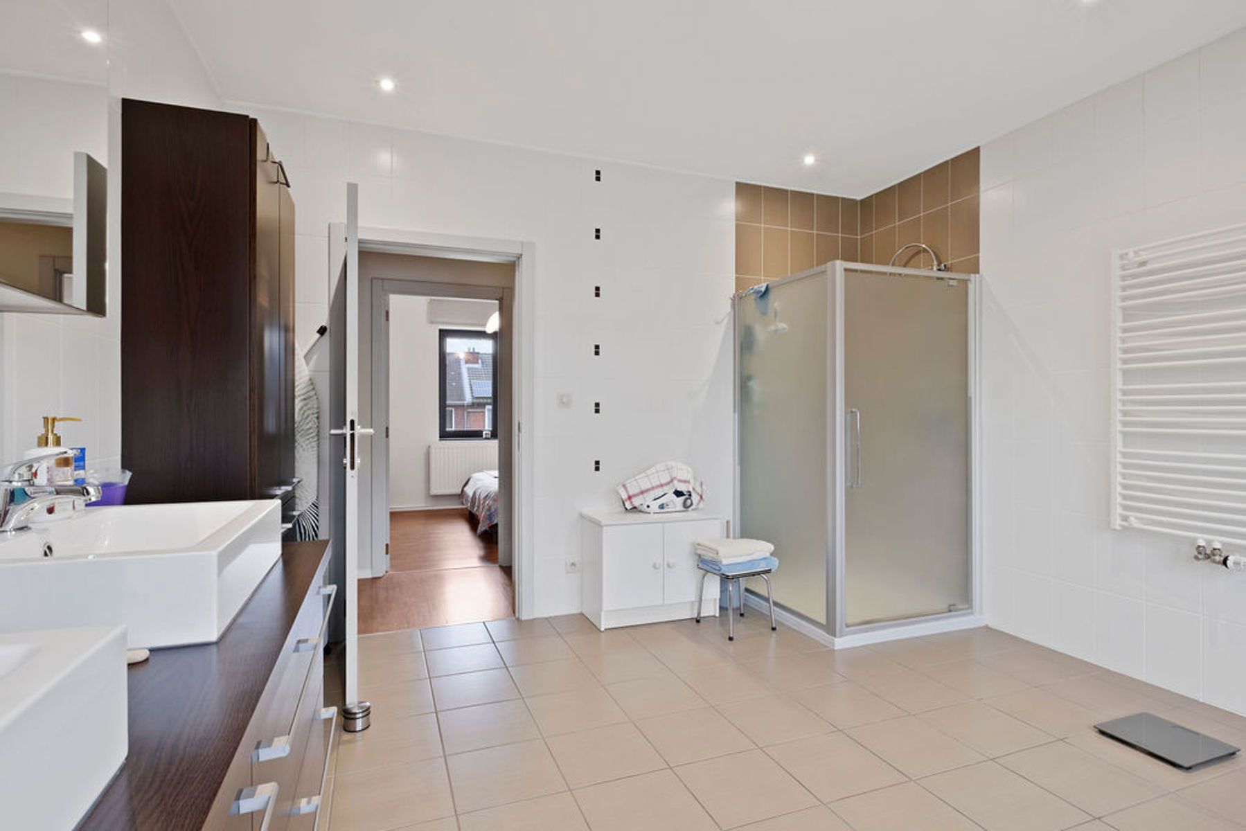 Gezinswoning met potentieel voor extra kamers en badkamer! foto 18