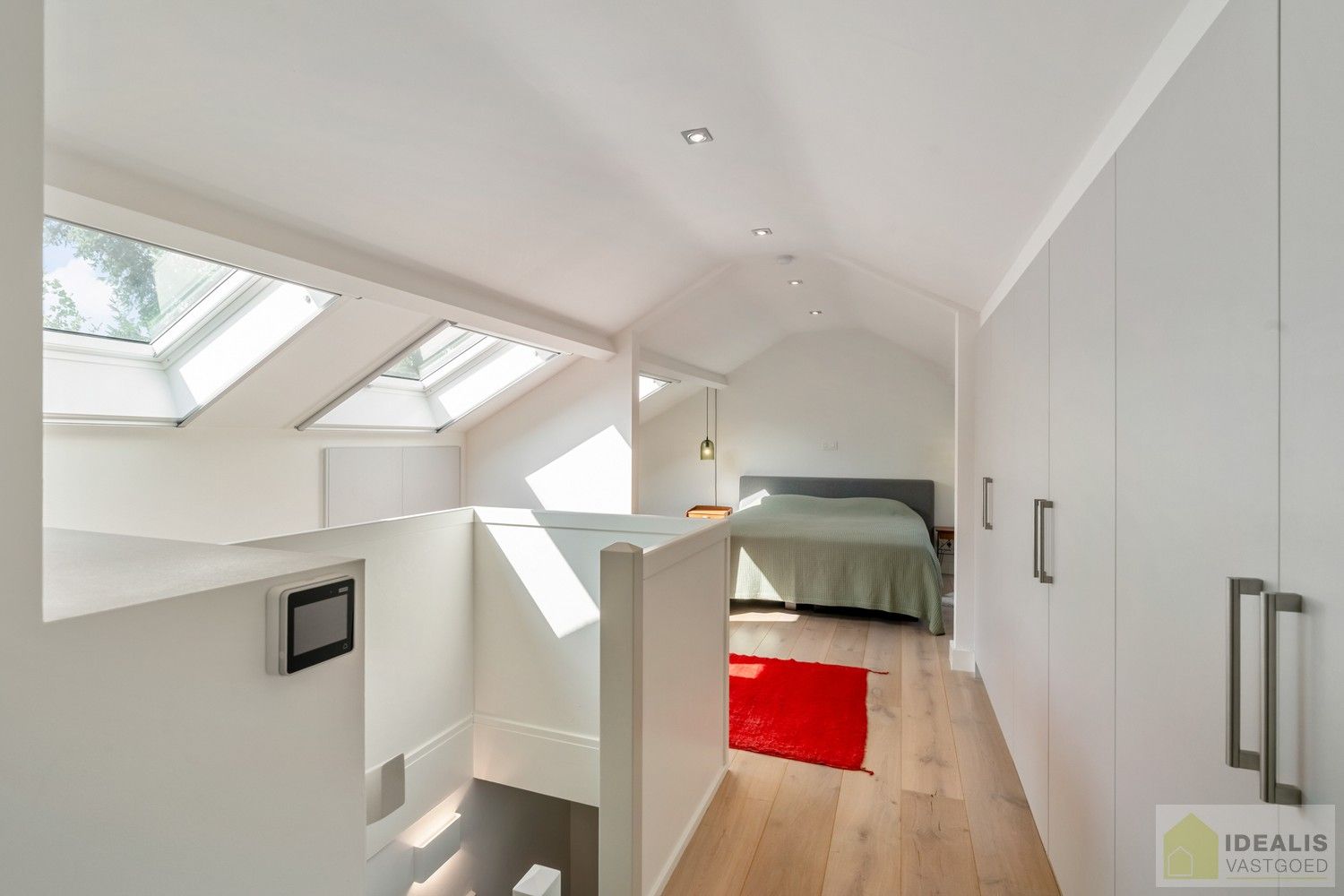 PRACHTIGE VILLA MET SCHITTERENDE ROYALE LEEFRUIMTES, UITGERUSTE KEUKEN, 2 BADKAMERS, 3 SLAAPKAMERS, CARPORT VOOR 2 WAGENS EN KNAP AANGELEGDE TUIN. DEZE KNAPPE VILLA OP EEN RESIDENTIELE LOCATIE BESCHIKT OP DE GELIJKVLOERSE VERDIEPING OVER EEN ROYALE INKOMHAL, RUIME LEEFRUIMTE MET AANSLUITEND EETKAMER EN PRAKTISCH UITGERUSTE LEEFKEUKEN MET EEN BIJKEUKEN/WASPLAATS MET TOEGANG TOT TERRAS, BADKAMER EN 2 SLAAPKAMERS; OP DE VERDIEPING BESCHIKT DE WONING OVER EEN PRACHTIGE MASTERBEDROOM MET AANSLUITEND EEN LUXUEUZE BADKAMER. EEN ‘MUST SEE’ VOOR KOPERS OP ZOEK IN HET MOOIE SEGMENT! foto 20