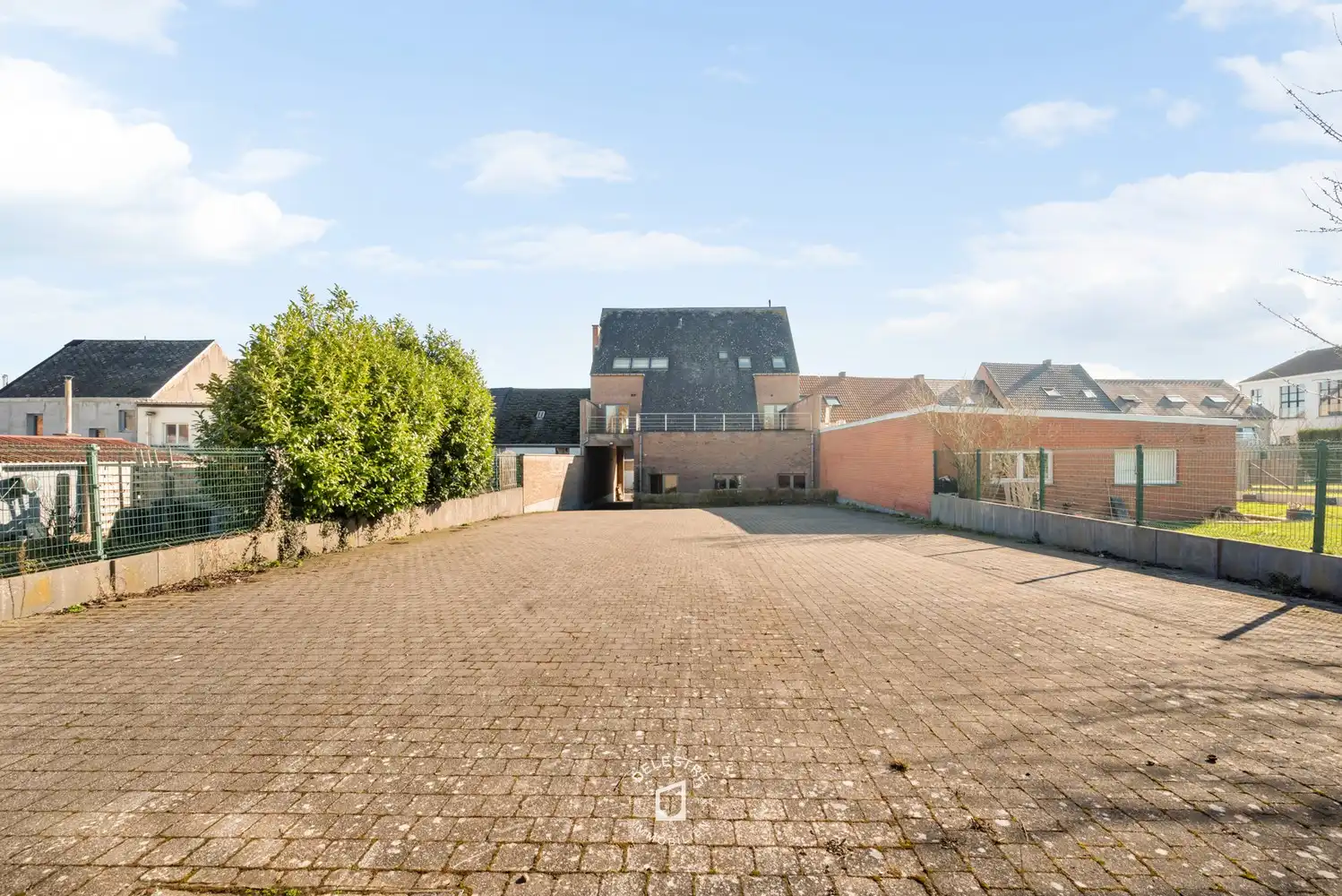 Veelzijdig investeringspand met 3 APP., MAGAZIJN, STAANPLAATSEN EN HANDELSPAND foto 5