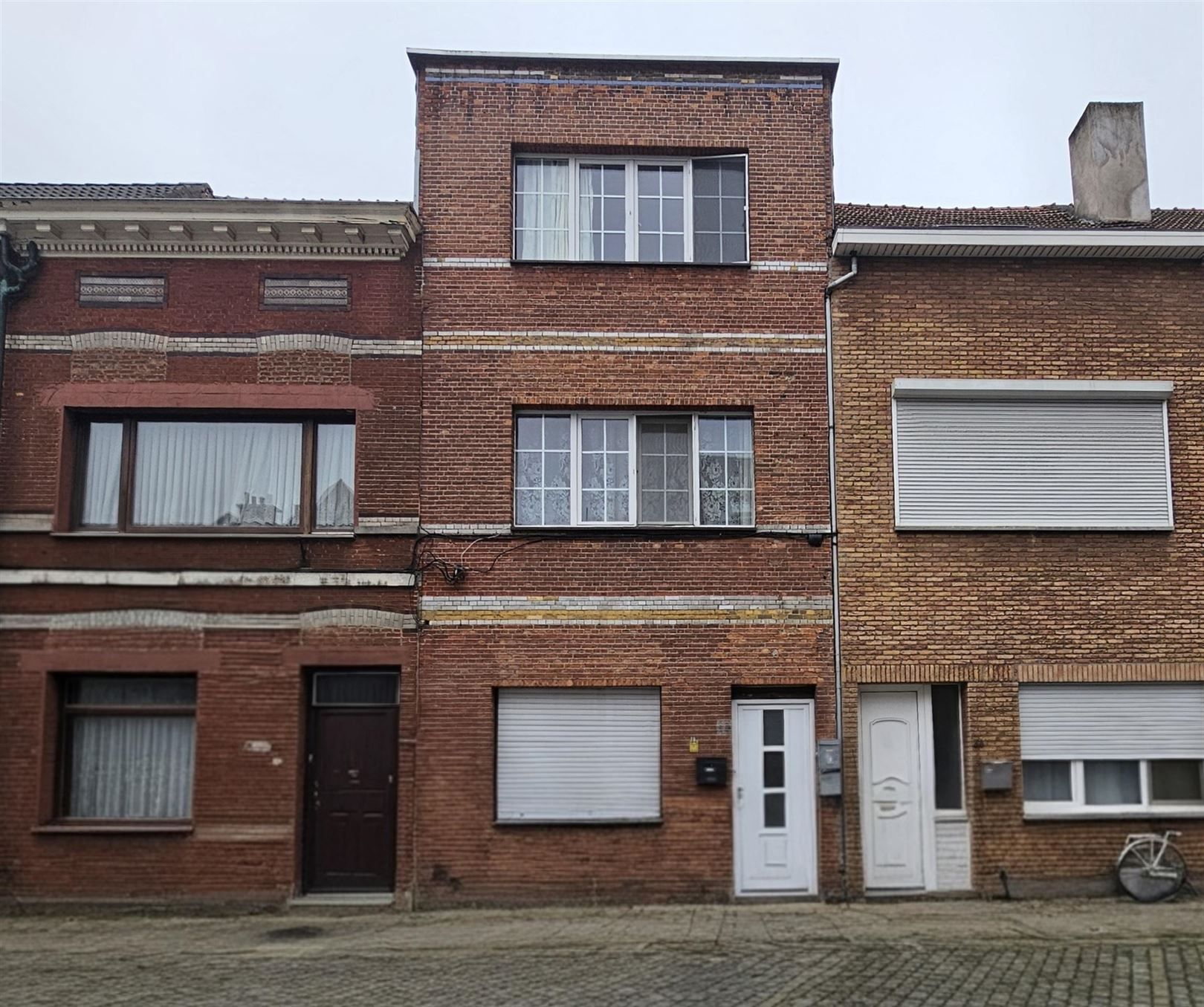 Woning ingedeeld in 3 appartementen foto {{pictureIndex}}
