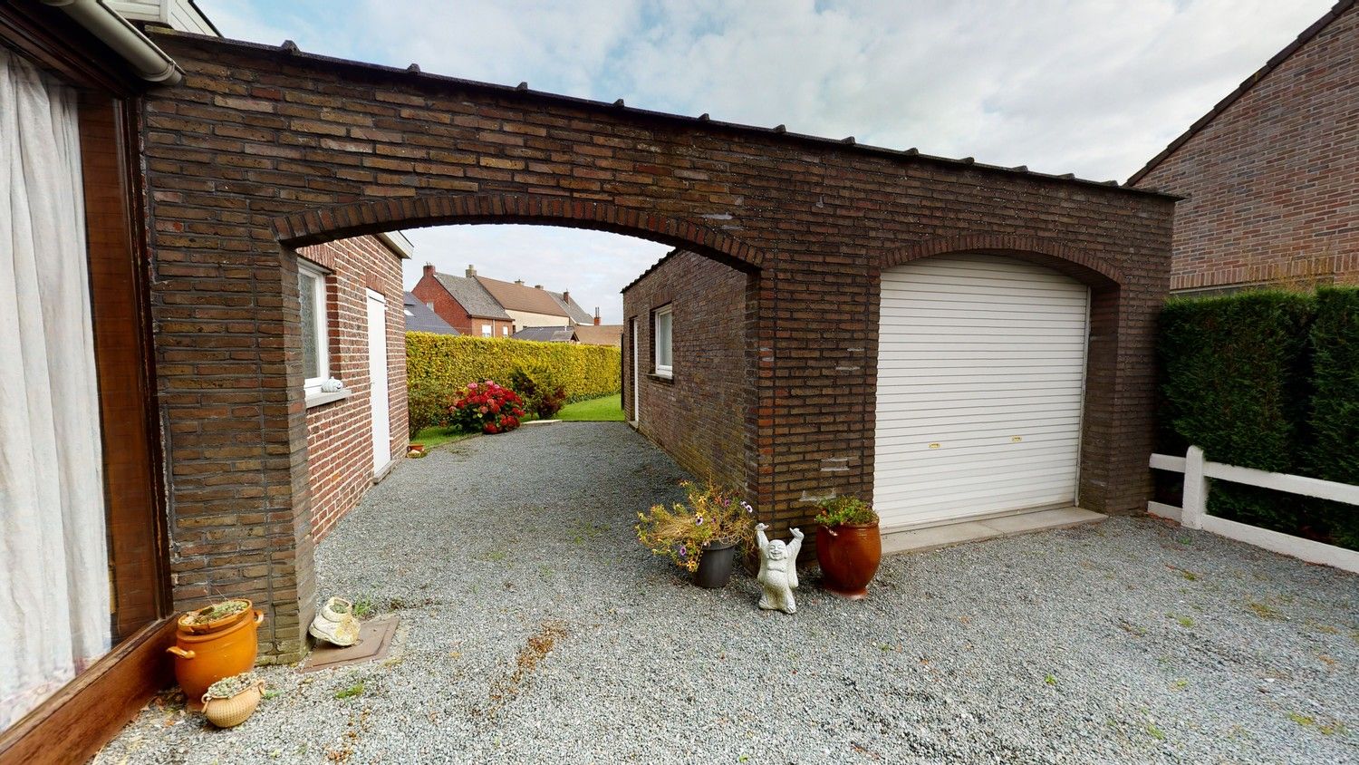 Ruime, verder te renoveren woning te koop! foto 14