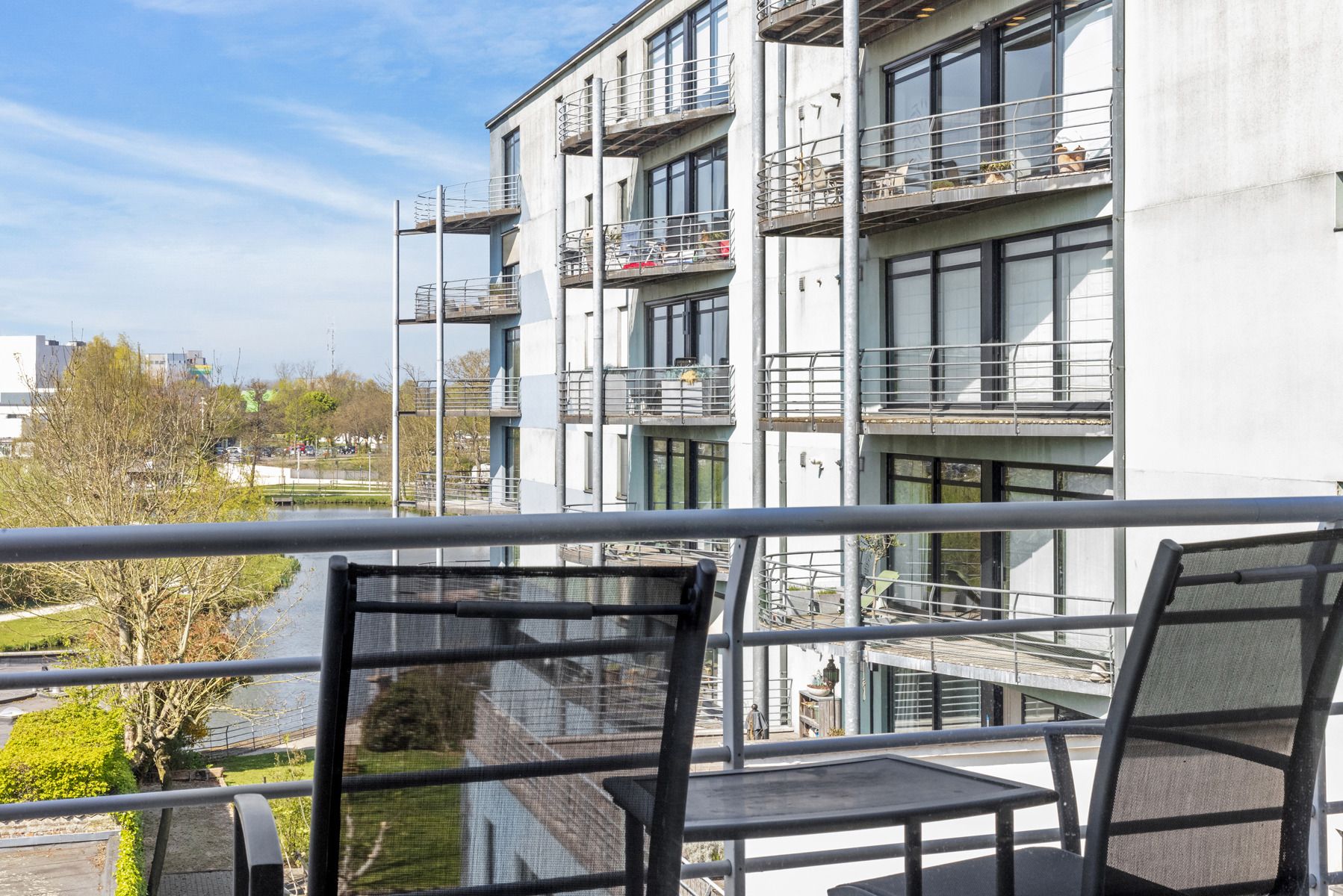 Exclusief en riant wonen met zicht op de oude Leiearm foto 6