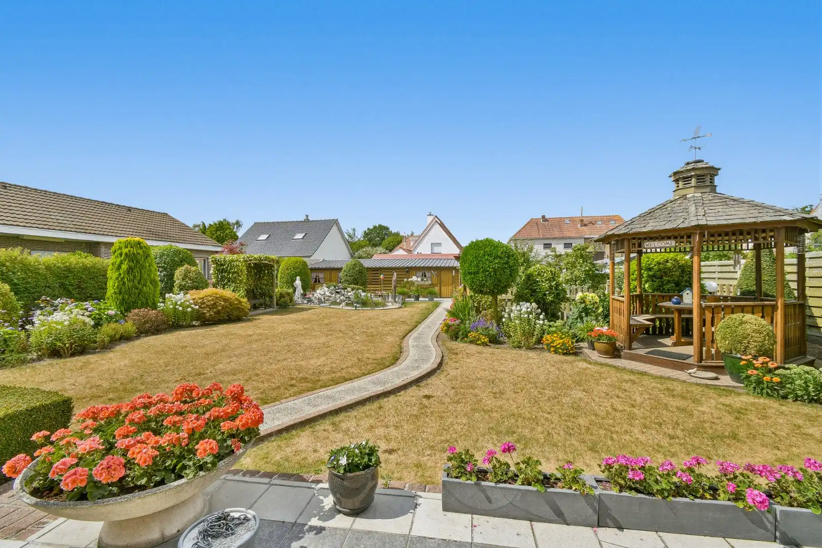 Alleenstaande villa op ruim perceel van 854 m2 in rustige woonwijk te Gistel foto 4