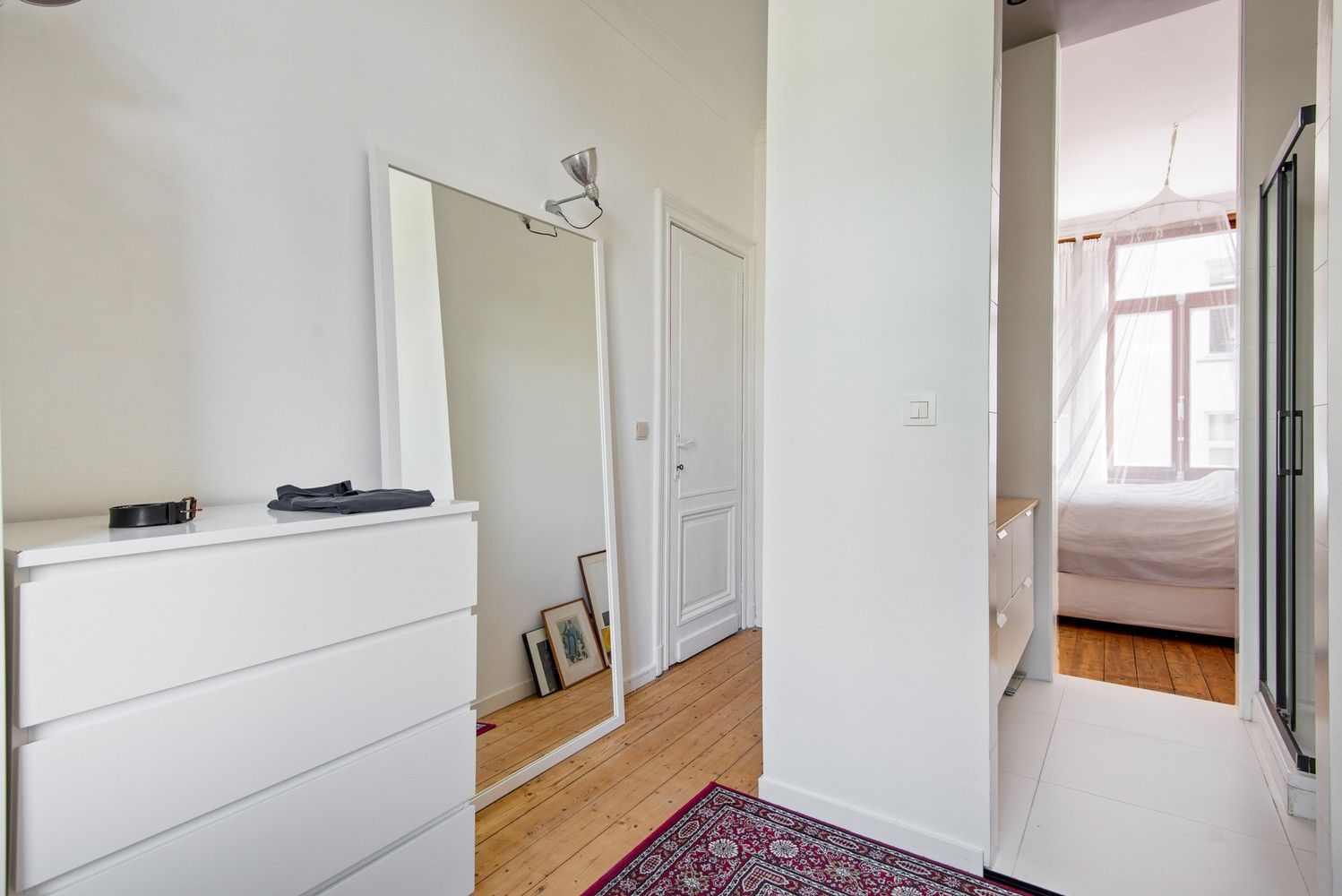 Karaktervol herenhuis met 3 slaapkamers, 2 badkamers, terras en garage. foto 20