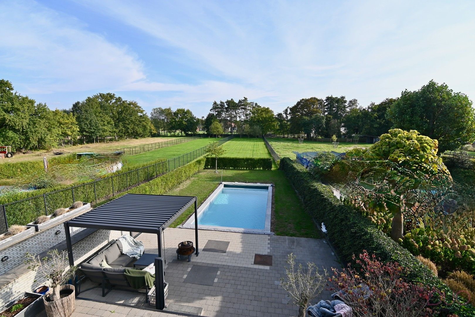 Knappe instapklare villawoning met vijf slaapkamers, verwarmd zwembad op 21a59ca foto 2