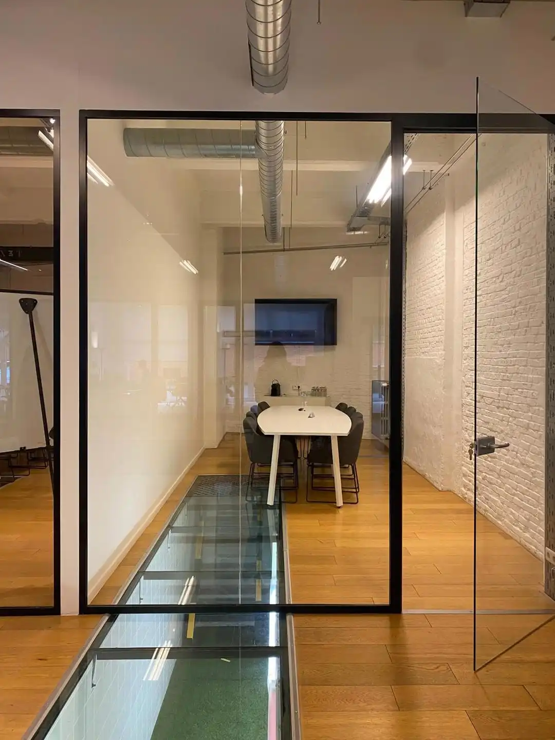 Kantoorruimte 686m² te huur in voormalige  Minerva Motors'-fabriek.  foto 11