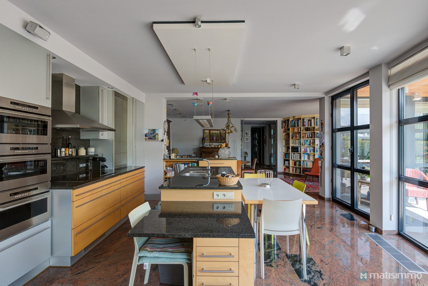 GELIJKVLOERS APPARTEMENT MET TUIN EN TWEE SLAAPKAMERS NABIJ HET STADSCENTRUM VAN BILZEN foto 10