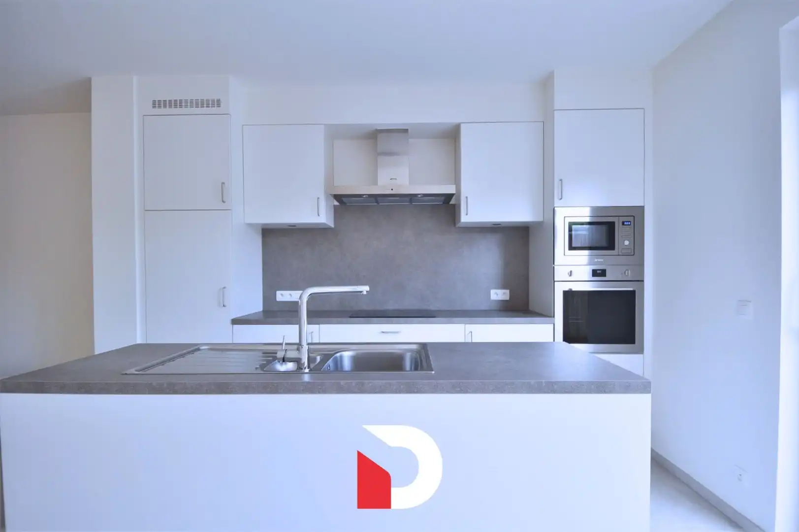 Ruime recente woning met 4 slaapkamers, garage en autostaanplaats foto 3