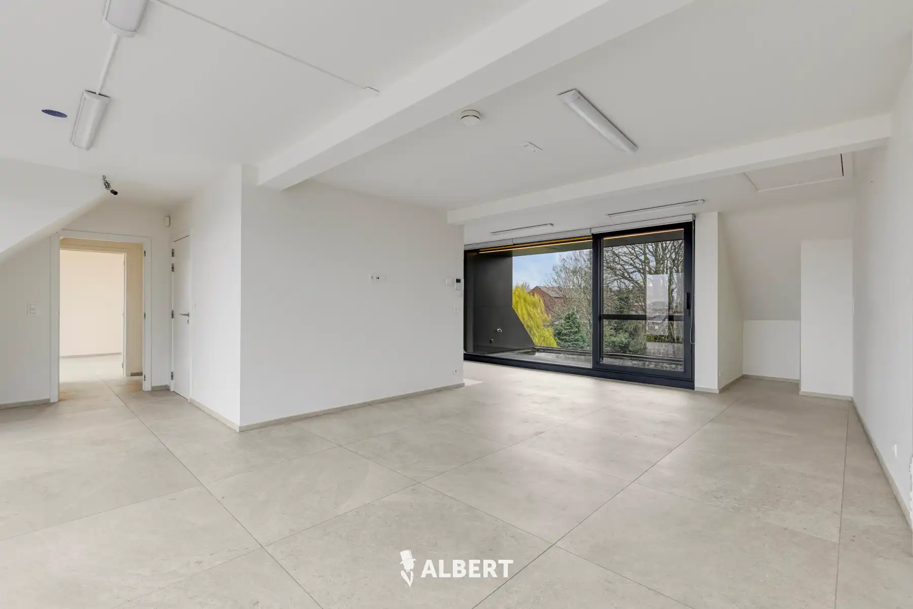 Centraal gelegen lichtrijk appartement met 2 terrassen foto 2